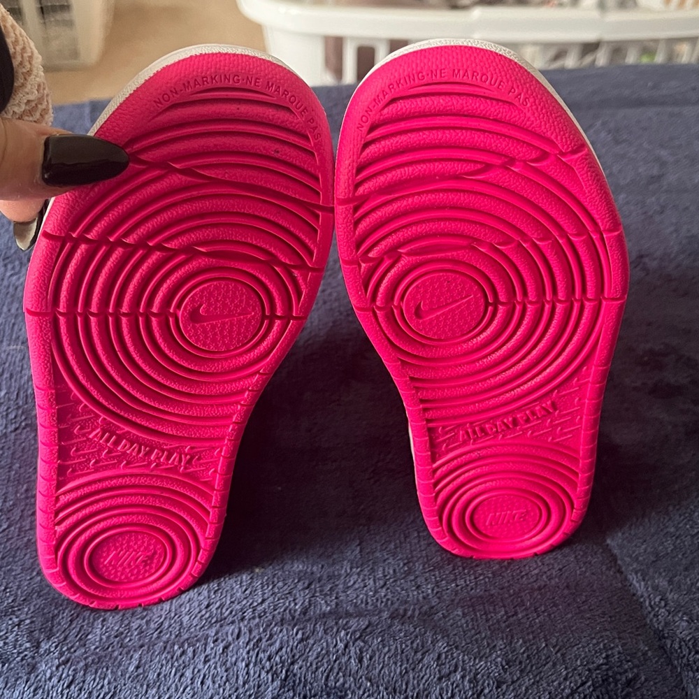 Girls Nike Sneakers - Picture 4 of 7